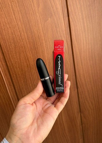 Beden kırmızı Renk MAC Kırmızı Ruj Ruby Woo 691