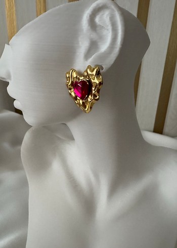 Altın Renkli Kalp Şeklinde Gösterişli Küpe - Görsel 3