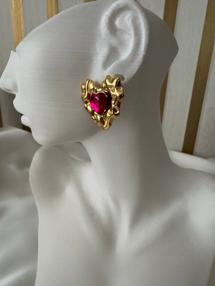 Altın Renkli Kalp Şeklinde Gösterişli Küpe - Görsel 3