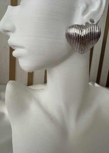 Gri Pilili Mini Kalp Küpe - Görsel 4