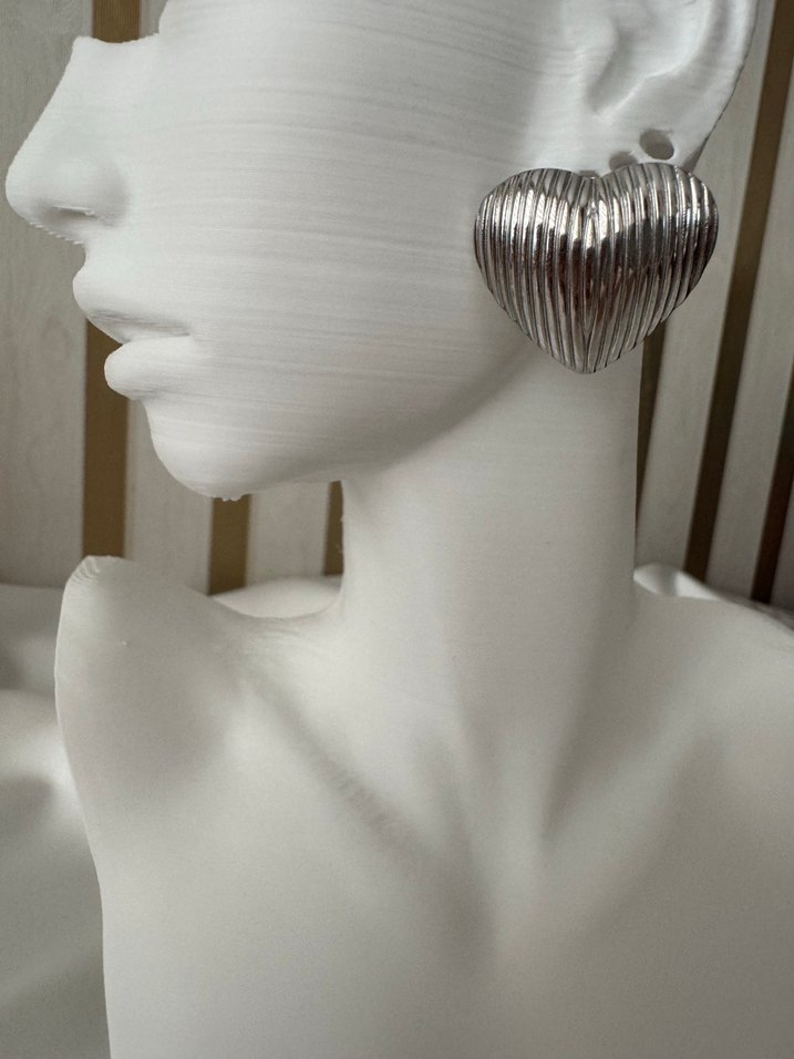 Gri Pilili Mini Kalp Küpe - Görsel 4