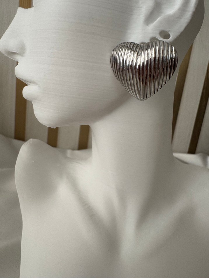 Gri Pilili Mini Kalp Küpe - Görsel 5