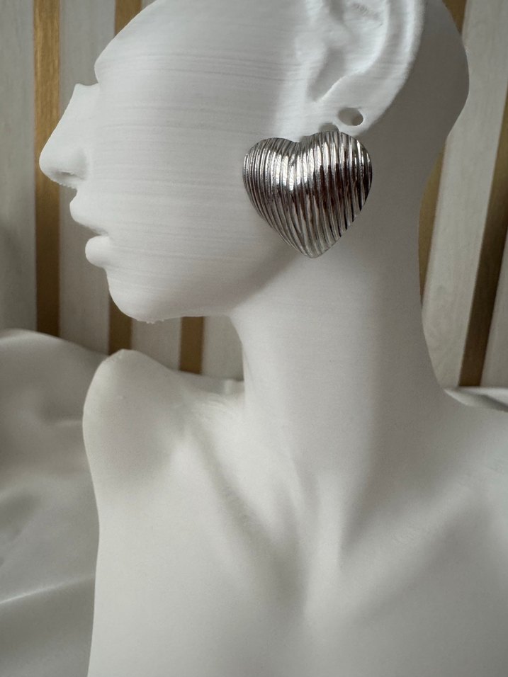 Gri Pilili Mini Kalp Küpe - Görsel 2