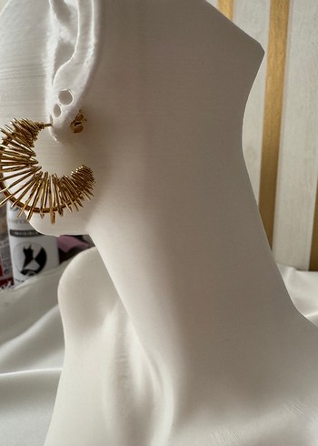 Altın Renkli Mini Boncuklu Yılan Desenli Küpe - Görsel 3