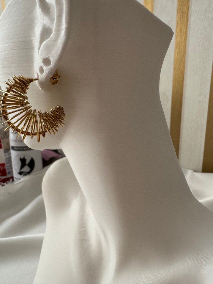 Altın Renkli Mini Boncuklu Yılan Desenli Küpe - Görsel 3