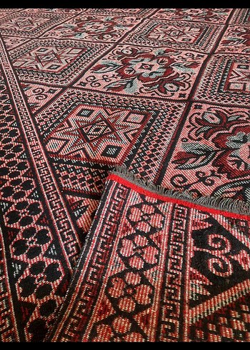 Koyu Bordo Desenli Geleneksel Halı