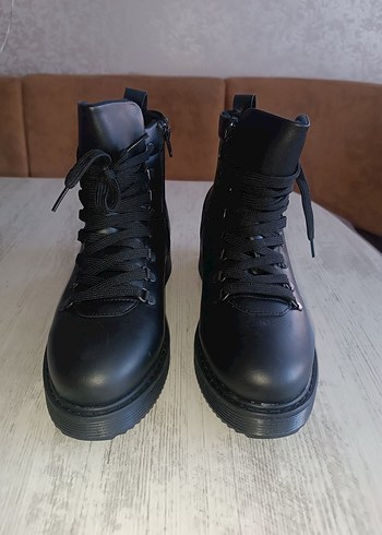 39 Beden Siyah Deri Bağcıklı Gotik Bot