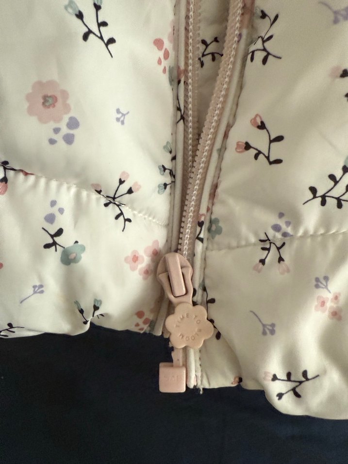 Kız Çocuk Baskılı Beyaz Kapüşonlu Yelek - Görsel 2