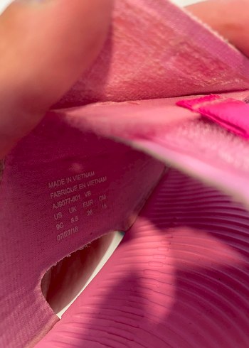 26 Beden Kız Çocuk Pembe Cırtlı Terlik Nike