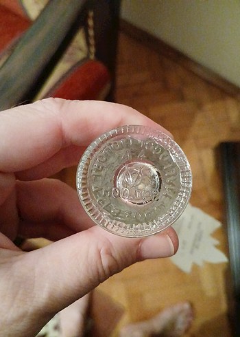 Beden beyaz Renk Pisa kulesi cam şişe. içinde limoncello vardır.