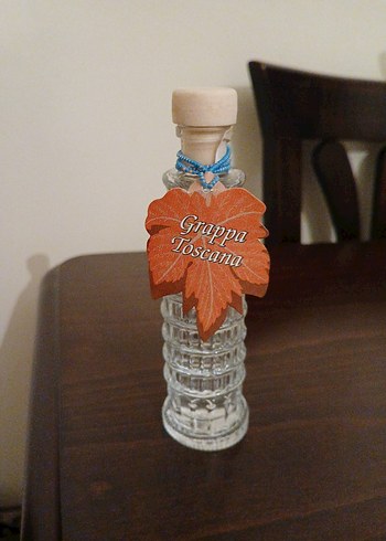 CB Made in italy Pisa kulesi cam şişe. içinde limoncello vardır.
