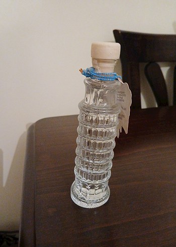 Beden Pisa kulesi cam şişe. içinde limoncello vardır.