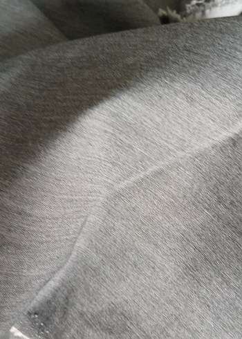 gri, hafif likralı parça kumaş. en 1,50 x boy 1,60 cm dir.