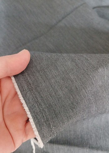  gri, hafif likralı parça kumaş. en 1,50 x boy 1,60 cm dir.