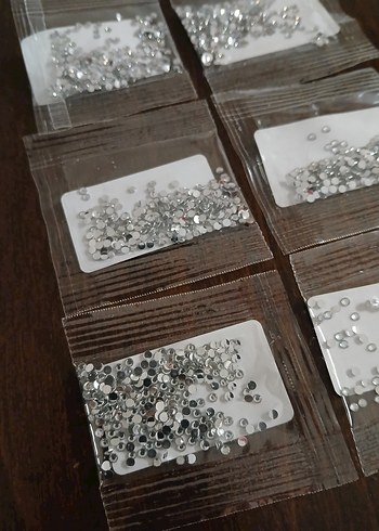 Tırnak Süslemeleri, parlak gümüş rengindedir. - Görsel 2