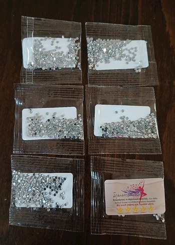 Tırnak Süslemeleri, parlak gümüş rengindedir. - Görsel 3