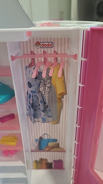 Beden Barbie bebek ve giysi dolabi