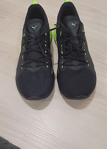 44 Beden siyah Renk Orjinal puma xetic halflife ayakkabi. Siyah yesil supplementer.