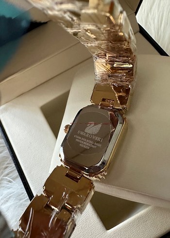 Swarovski Parlak Altın Renkli Sekizgen Kadın Saat - Görsel 3