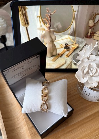 Zincir Detaylı Cartier Altın Renk Kadın Kol Saati - Görsel 4