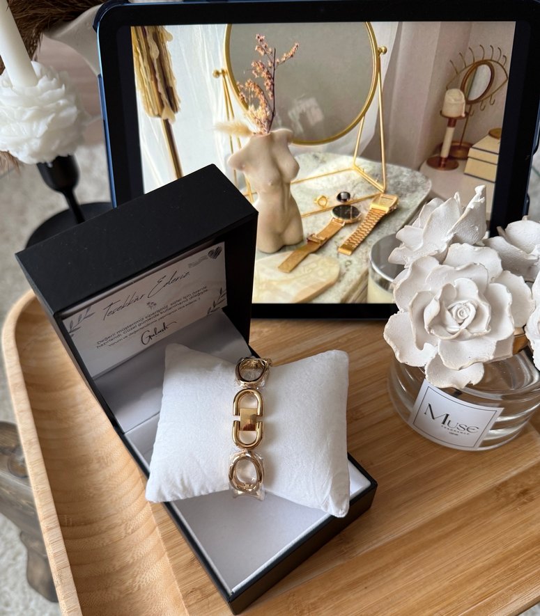 Zincir Detaylı Cartier Altın Renk Kadın Kol Saati - Görsel 4