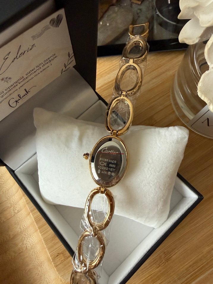 Zincir Detaylı Cartier Altın Renk Kadın Kol Saati - Görsel 5