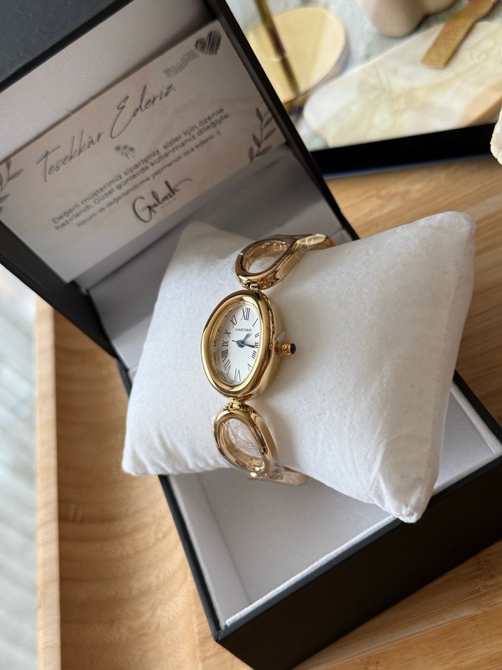 Zincir Detaylı Cartier Altın Renk Kadın Kol Saati - Görsel 3