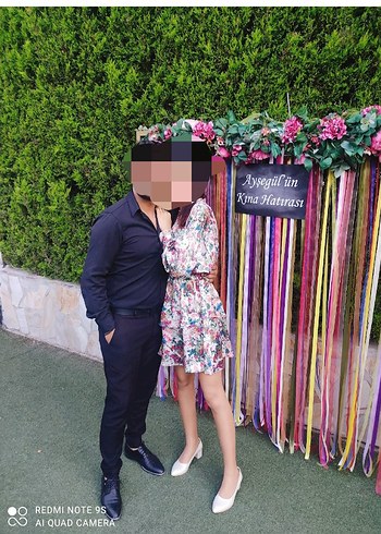 saten kendinden parlak etekleri kat kat gelen çiçekli mini elbis - Görsel 2