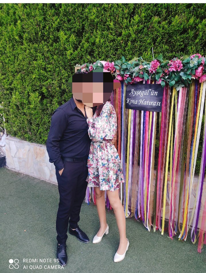 saten kendinden parlak etekleri kat kat gelen çiçekli mini elbis - Görsel 2