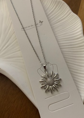 Gri Zincir Detaylı Güneş Çiçeği Kolye