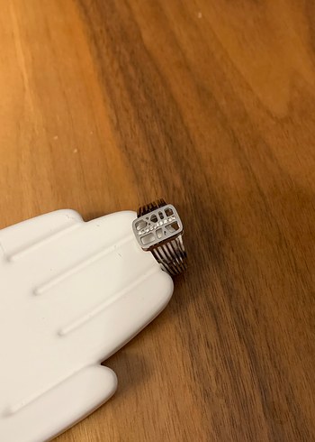 Tokalı Beyaz Minimalist Yüzük