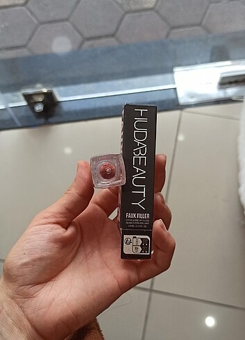 Beden Hudabeauty bombshell gloss ?