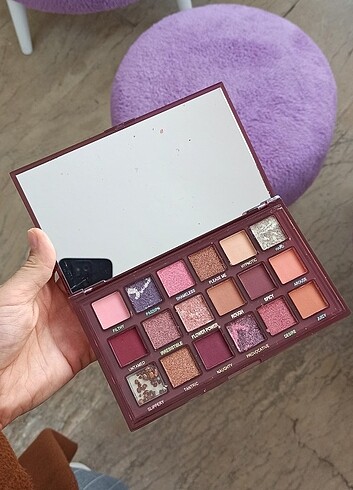Huda Beauty Naughty far paleti