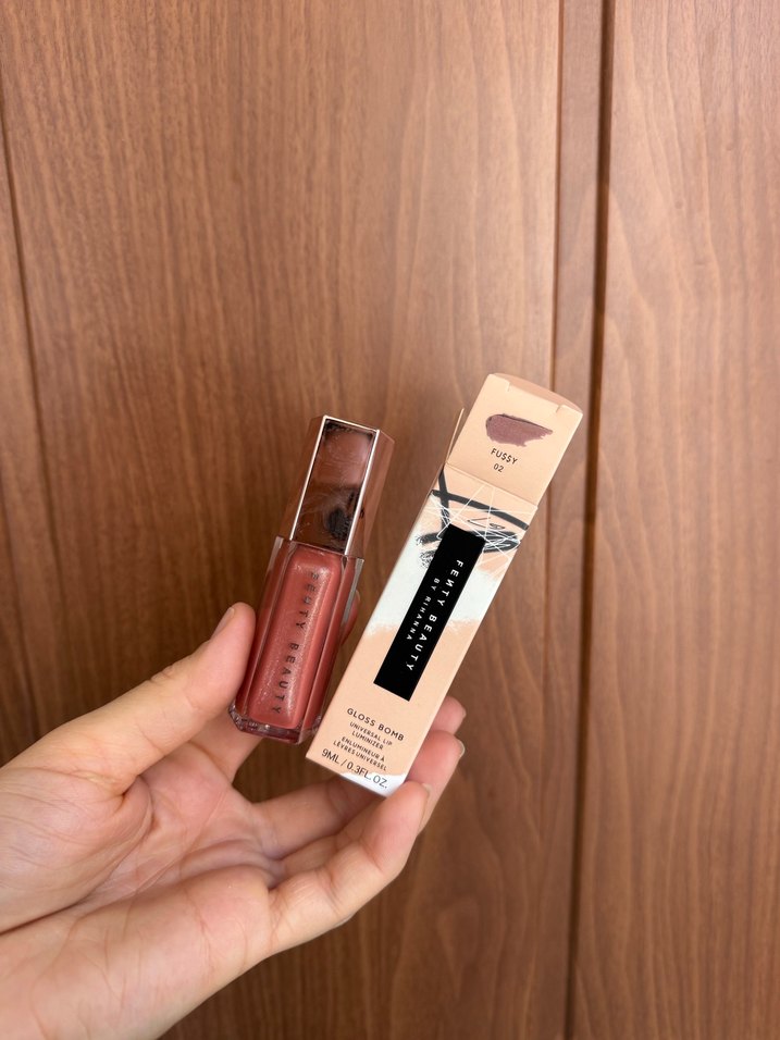Fenty fussy 02 Parlak Dudak Parlatıcısı - Görsel 5