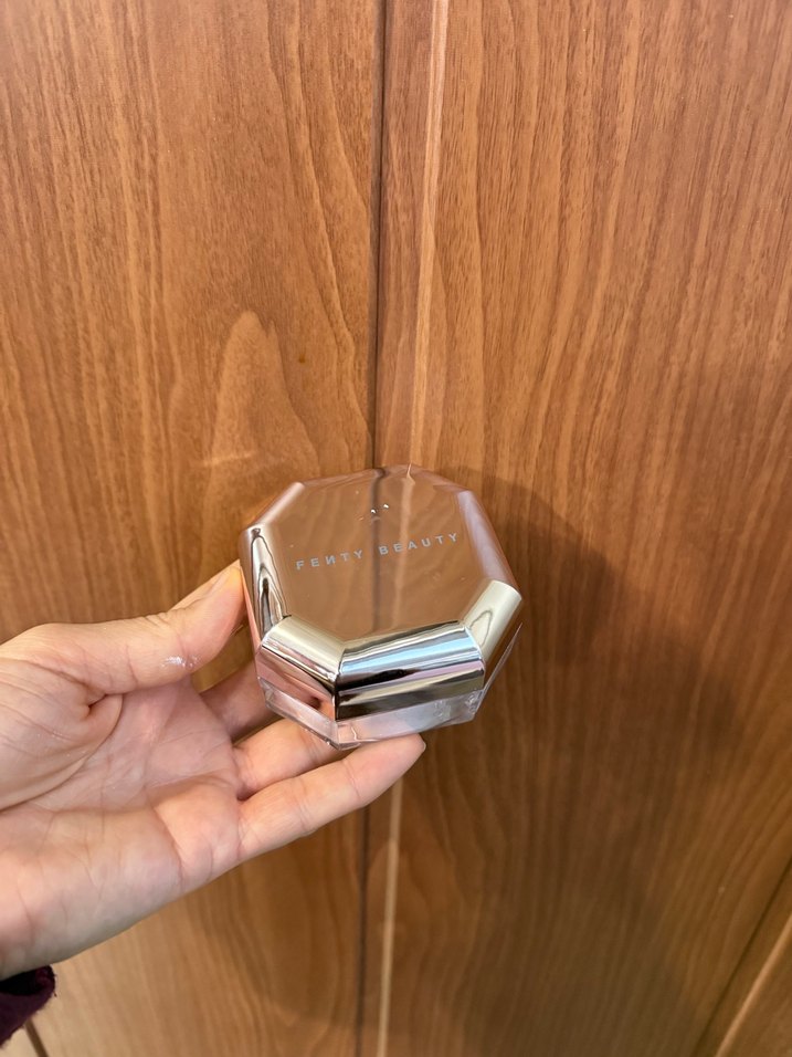 Fenty Beauty lavender pudra - Görsel 5