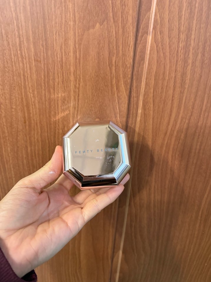 Fenty Beauty lavender pudra - Görsel 2