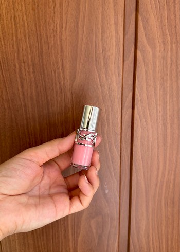 Beden pembe Renk Yves Saint Laurent 02 Parlak Pembe Dudak Parlatıcısı