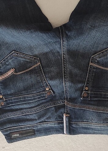Kullanılmamış mavi jeans pantolon