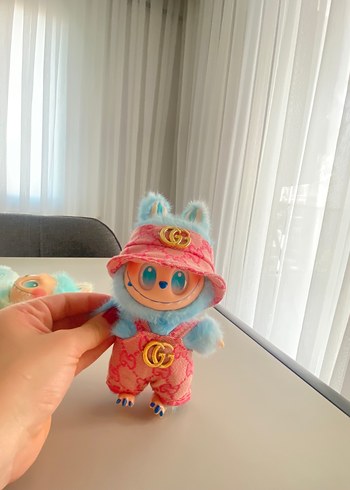 Beden Gucci kıyafetli labubu