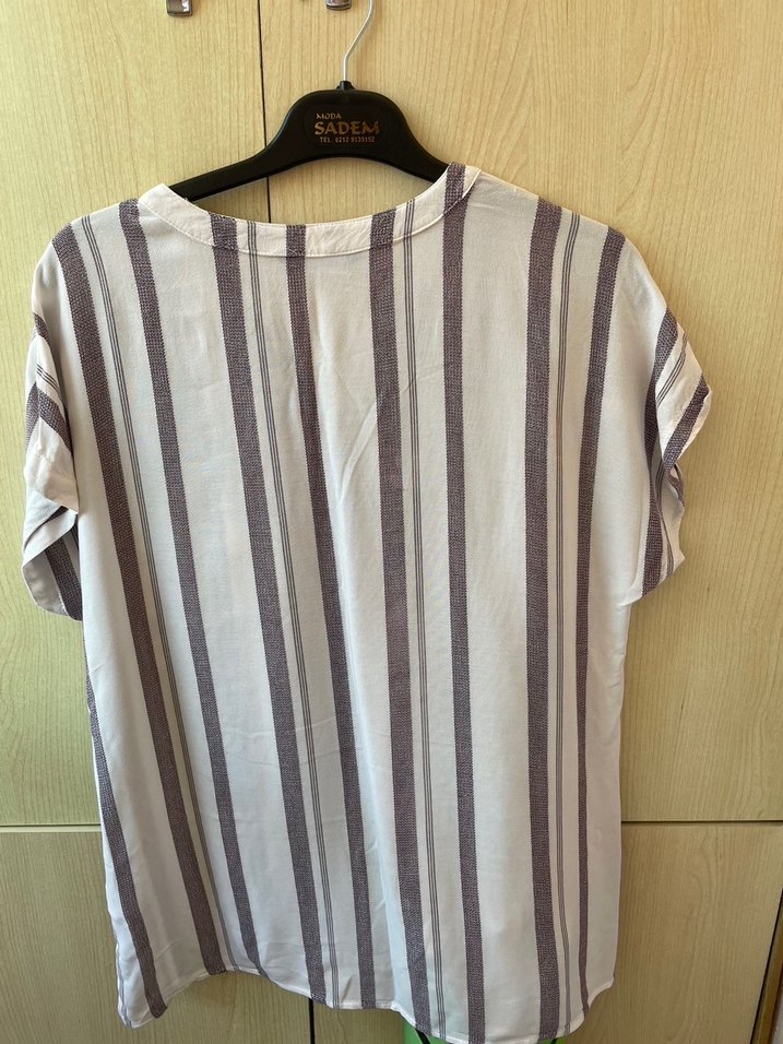 Bej Çizgili V Yaka Düğmeli Kadın Gömlek - Görsel 5