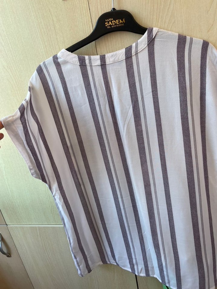 V Yaka Düğmeli Çizgili Keten Kadın Gömlek - Görsel 5