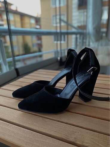 siyah topuklu ayakkabı