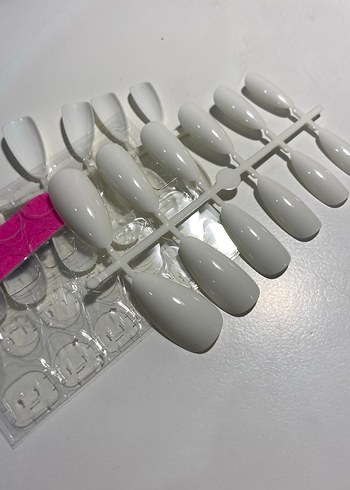 Parlak Beyaz Tırnak Süslemeleri - Görsel 3