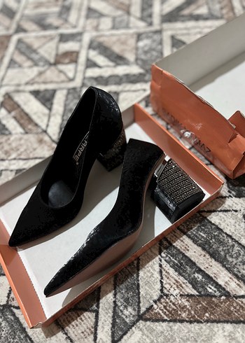 Siyah Süet Yılan Desenli Blok Topuklu Stiletto