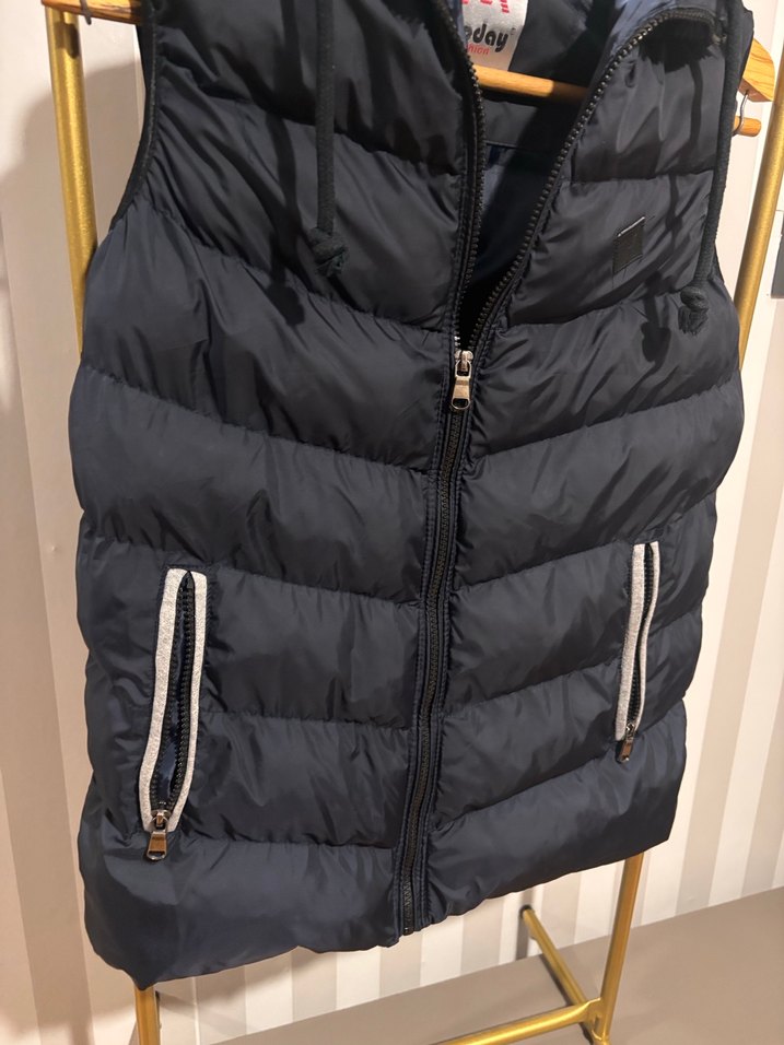 Gri Kapüşonlu Fermuarlı Kadın Yelek - Görsel 2