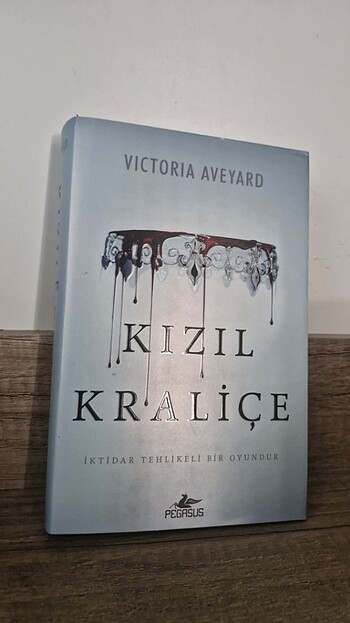 Kızıl Kraliçe Ciltli