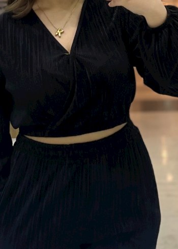 Siyah Piliseli V Yaka Kadın Bluz - Görsel 3