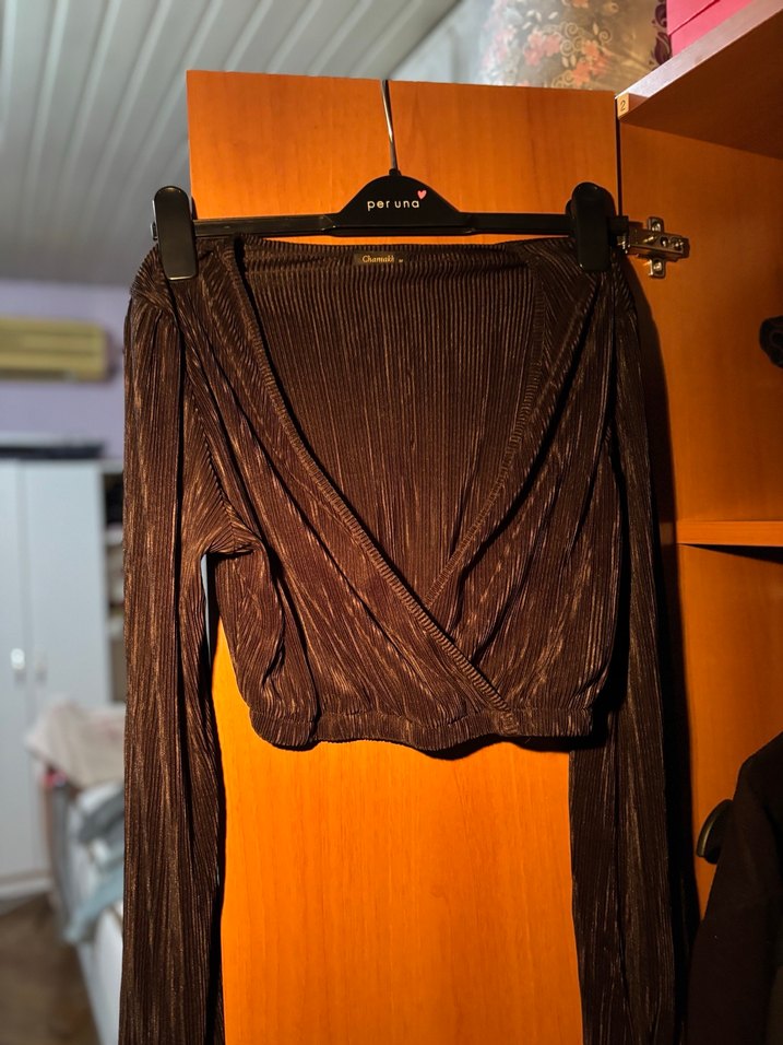 Siyah Piliseli V Yaka Kadın Bluz - Görsel 2