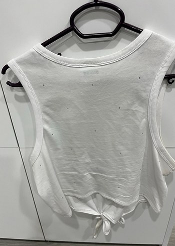 GUESS Beyaz Kolsuz Crop Üst - Görsel 2