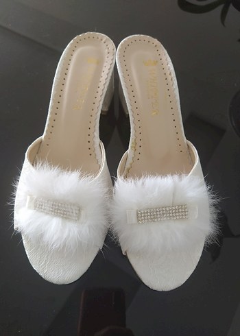 Beyaz Tüylü Kadın Topuklu Terlik - Görsel 4